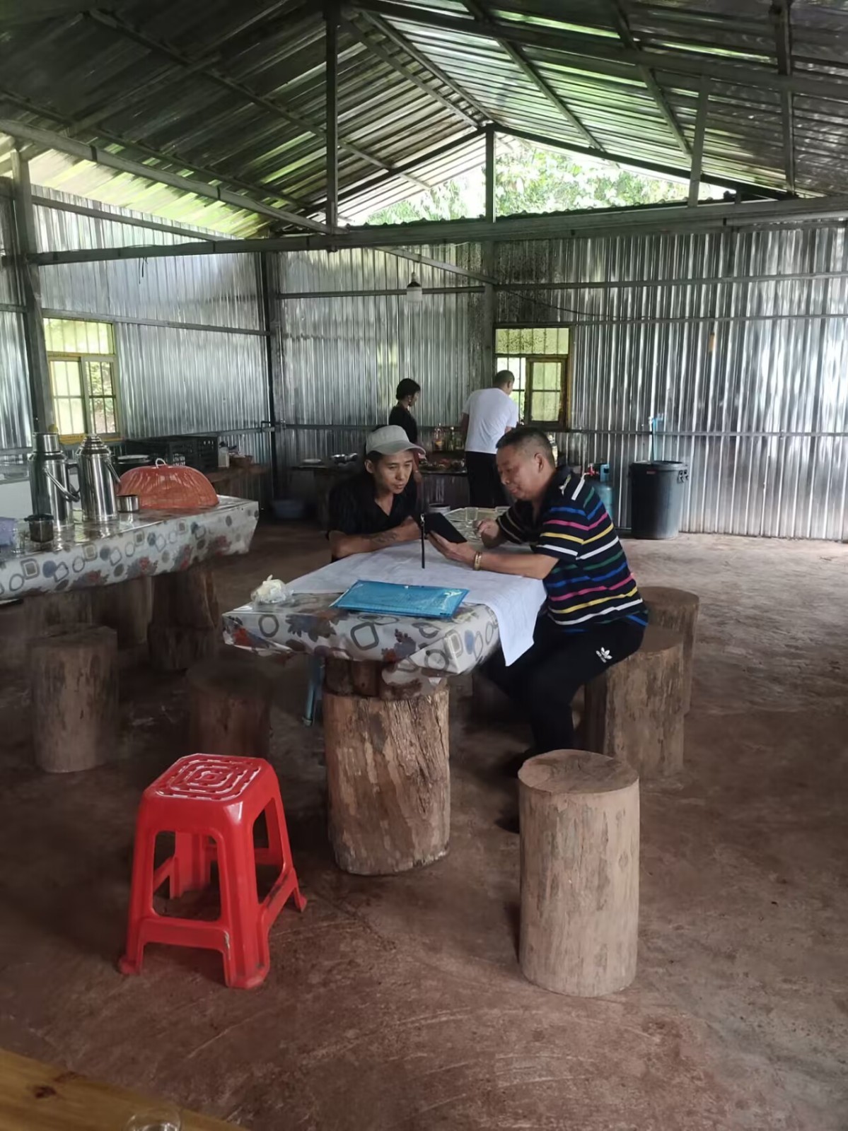 公司領導及技(jì)術(shù)員(yuán)在老撾做地質調查工(gōng)作